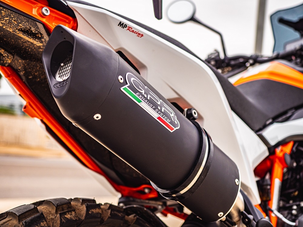 Escape compatible con Ktm Adventure 890 2020-2024, Furore Evo4 Nero, Escape legal, homologado, silenciador con db killer desmontable y tubo de conexión específico 