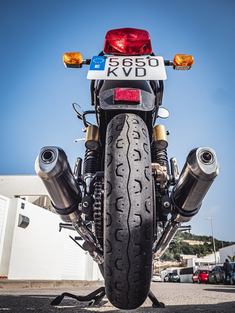 Escape compatible con Royal Enfield Interceptor 650 2019-2020, Satinox, Par de terminales de escape homologados, con db killer extraíble, catalizadores y tubo de conexión específico 