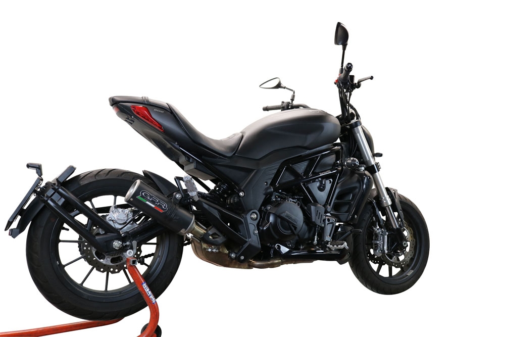 Escape compatible con Benelli 502 C 2021-2024, M3 Black Titanium, Escape legal, homologado, silenciador con db killer desmontable y tubo de conexión específico 