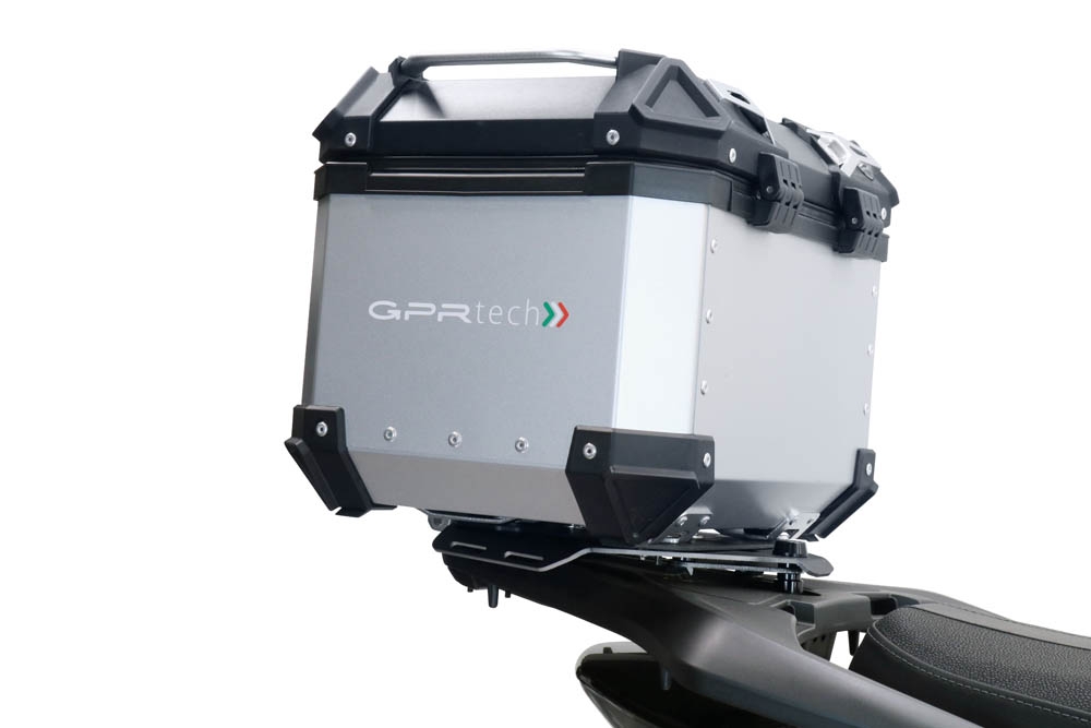 Baúl en aluminio color plata, incluye portaequipajes específico de aluminio y placa especifica de acero. Baúl GPR TECH compatible con  Honda SH 125I 2017/2024