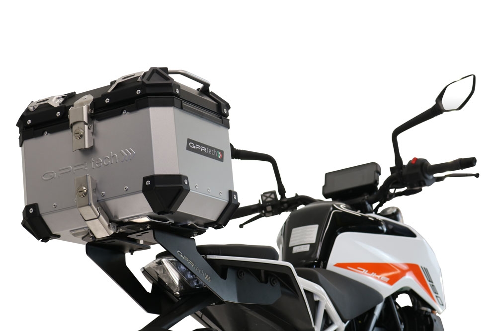 Baúl en aluminio color plata, incluye portaequipajes específico de aluminio y placa especifica de acero. Baúl GPR TECH compatible con  Ktm Duke 390 2021/2023 e5