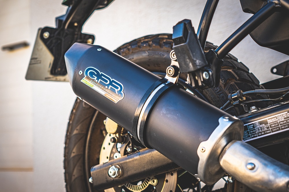 Escape compatible con Royal Enfield Himalayan 410 DIAM 42.5 2017-2020, Furore Evo4 Nero, Escape legal, homologado, silenciador con catalizador, db killer desmontable y tubo de conexión específico 