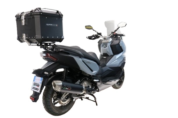 Baúl GPR TECH compatible con  Sym ADX 300 2024/2026 e5 Plus Baúl Alpi-Tech en aluminio, color negro con placa específica incluida Capacidad Litros 45