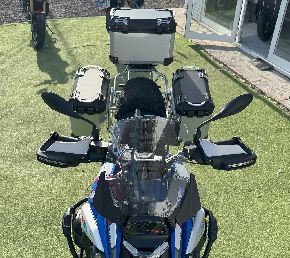GPR TECH compatible con  Bmw R 1300 GS Adventure 2023/2025 Kit tríptico fabricado en color plata, con Top case 35 Lt + Side Cases 38 Lt + 38 Lt + portaequipaje general color negro Capacidad Top case 35 Litros + capacidad maletas laterales 38 Litros + 38 L