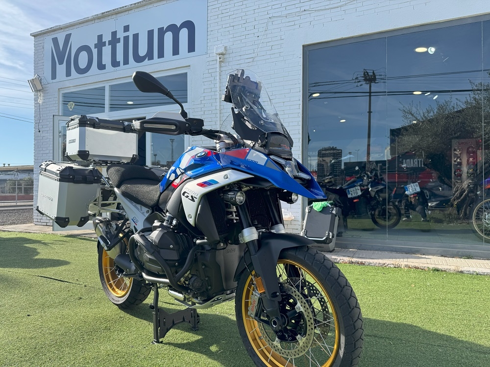 GPR TECH compatible con  Bmw R 1300 GS Adventure 2023/2025 Kit tríptico fabricado en color plata, con Top case 45 Lt + Side Cases 38 Lt + 38 Lt + portaequipaje general color negro Capacidad Top case 45 Litros + capacidad maletas laterales 38 Litros + 38 L
