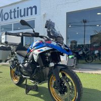 GPR TECH compatible con  Bmw R 1300 GS Adventure 2023/2025 Kit tríptico fabricado en color plata, con Top case 45 Lt + Side Cases 38 Lt + 38 Lt + portaequipaje general color negro Capacidad Top case 45 Litros + capacidad maletas laterales 38 Litros + 38 L