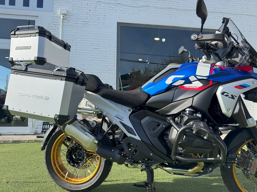 GPR TECH compatible con  Bmw R 1300 GS Adventure 2023/2025 Kit tríptico fabricado en color plata, con Top case 45 Lt + Side Cases 38 Lt + 38 Lt + portaequipaje general color negro Capacidad Top case 45 Litros + capacidad maletas laterales 38 Litros + 38 L