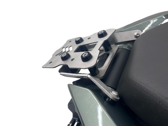 Baúl GPR TECH compatible con  Zontes 368 G 2025/2026 Baúl Alpi-Tech en aluminio color plata, incluye portaequipajes específico de aluminio y placa especifica de acero. Capacidad Litros 35